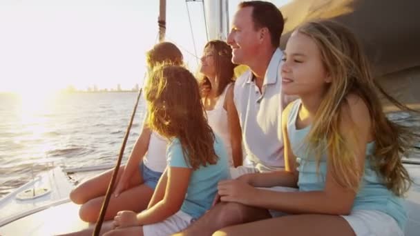 Famiglia con bambini che navigano su yacht di lusso — Video Stock