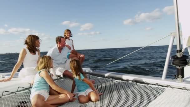 ご家族連れの豪華ヨットでセーリング — ストック動画