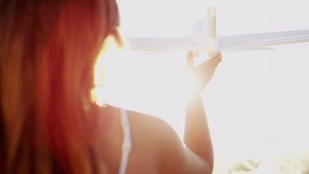 Chica joven jugando con el avión de juguete — Vídeos de Stock