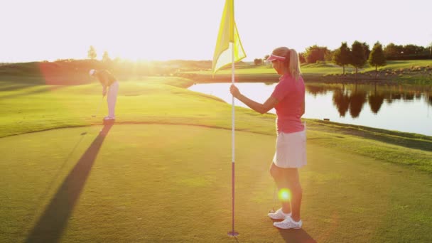 Mann und Frau spielen Golf — Stockvideo