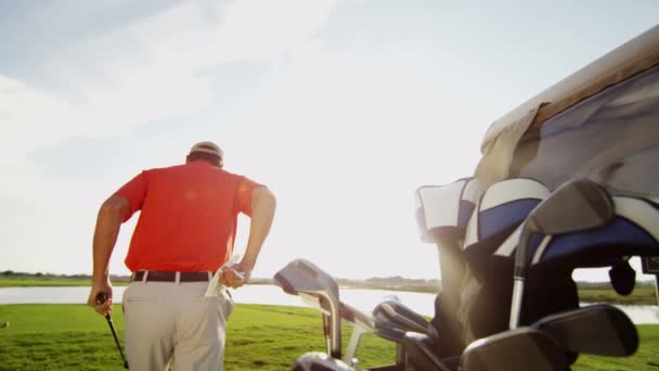 Professionella manliga golf spelare och golfbil med utrustning — Stockvideo