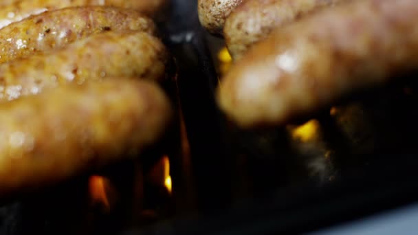 Salsichas de carne grelhada — Vídeo de Stock