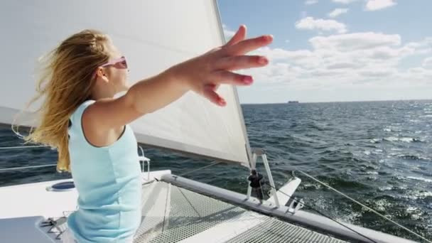 Jeune fille sur yacht de luxe dans l'océan — Video