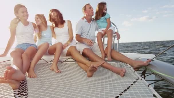 Famille avec enfants naviguant sur yacht de luxe — Video