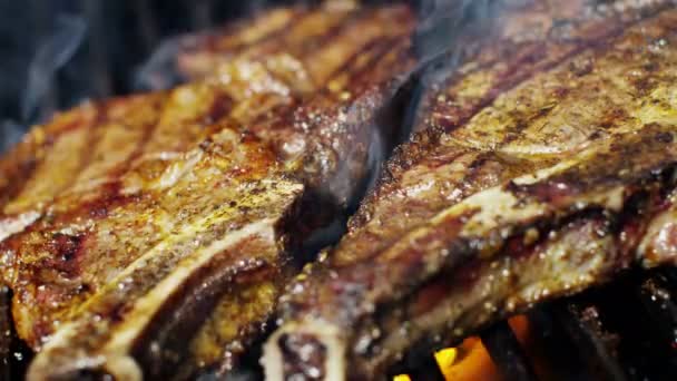 Oksekød bøffer på grill – Stock-video