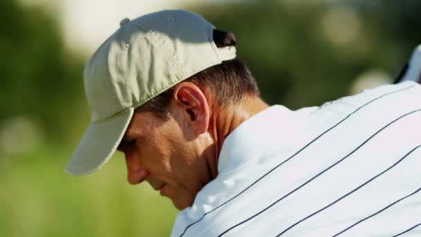 Jogador de golfe masculino jogando golfe — Vídeo de Stock