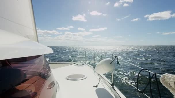 Яхта плывет в синем океане — стоковое видео