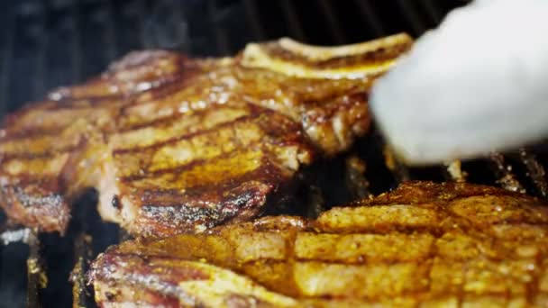 Hovězí steaky na grilu — Stock video