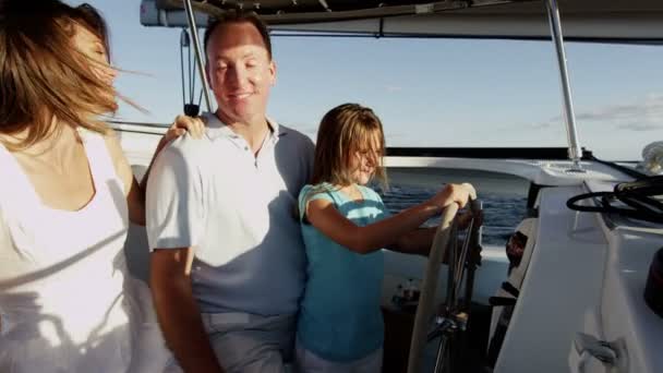 Famille avec fille naviguant sur yacht de luxe — Video