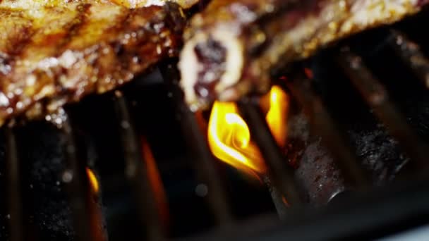 Oksekød bøffer på grill – Stock-video
