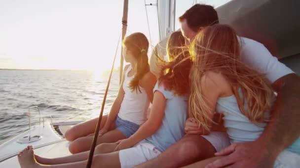 Famiglia con bambini che navigano su yacht di lusso — Video Stock