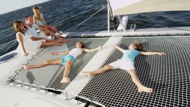 Familie mit Kindern segelt auf Luxusjacht — Stockvideo