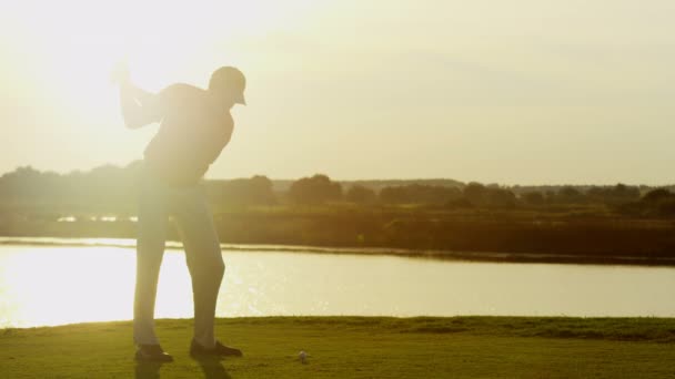 Male golf player playing golf — Stock Video