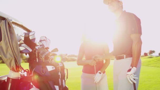 Male and female golf players on golf course — Stock Video