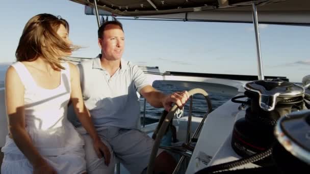 若いカップルの豪華ヨットでセーリング — ストック動画