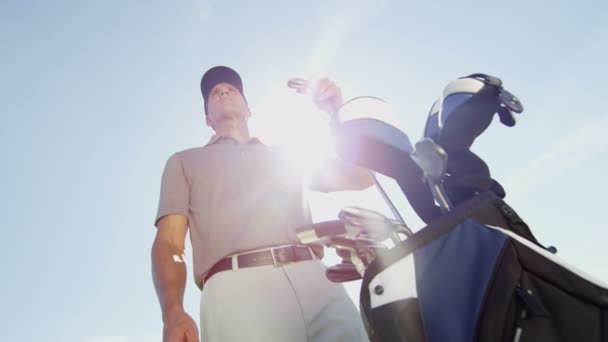 Joueur de golf professionnel pendant l'entraînement — Video