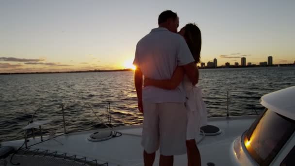 Молода пара плаває на розкішному яхті — стокове відео