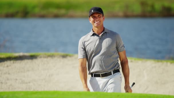 Joueur de golf professionnel pendant l'entraînement — Video