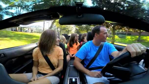 Familia de vacaciones en coche cabriolet — Vídeos de Stock