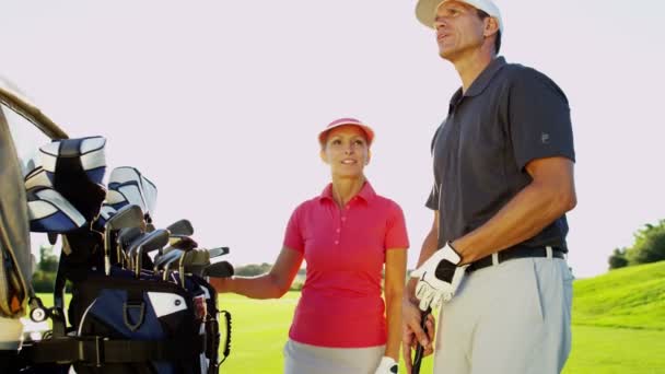 Jugadores de golf masculinos y femeninos en el campo de golf — Vídeo de stock