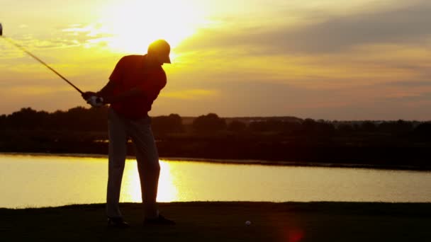 Jogador de golfe masculino jogando golfe — Vídeo de Stock