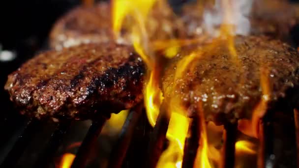 Beef burgers on flame grill — Stock Video