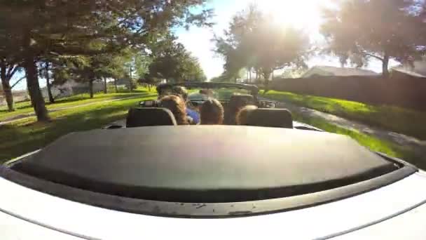 Familie op vakantie in cabriolet auto — Stockvideo