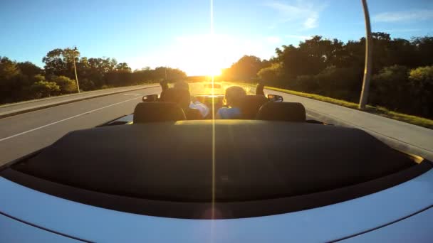 Casal dirigindo em carro cabriolet luxo — Vídeo de Stock