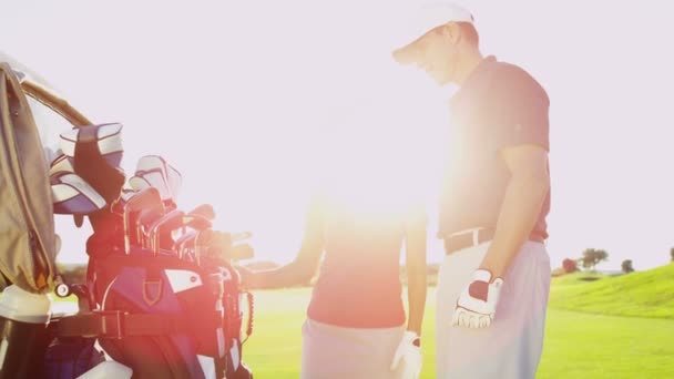 Jogadores de golfe masculinos e femininos no campo de golfe — Vídeo de Stock