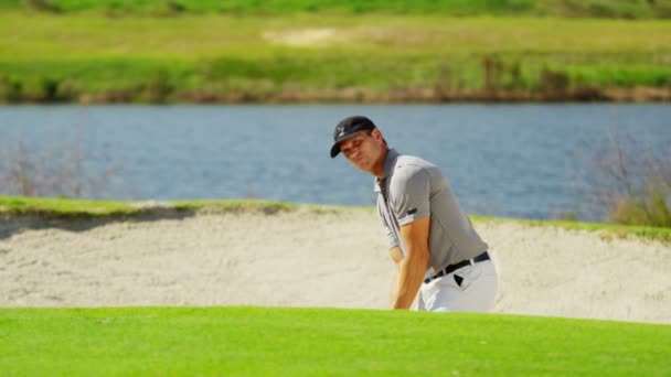 Jogador de golfe profissional durante o treinamento — Vídeo de Stock