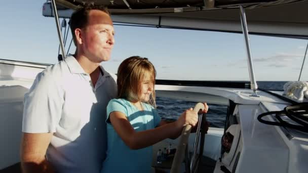 Dotter och far segling på lyxyacht — Stockvideo