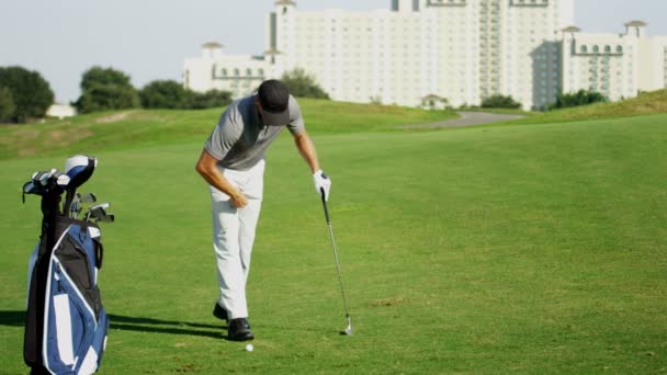 Joueur de golf professionnel pendant l'entraînement — Video
