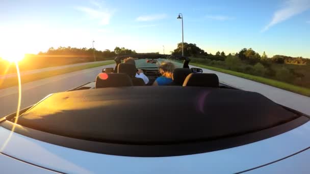 Couple conduisant en voiture cabriolet de luxe — Video