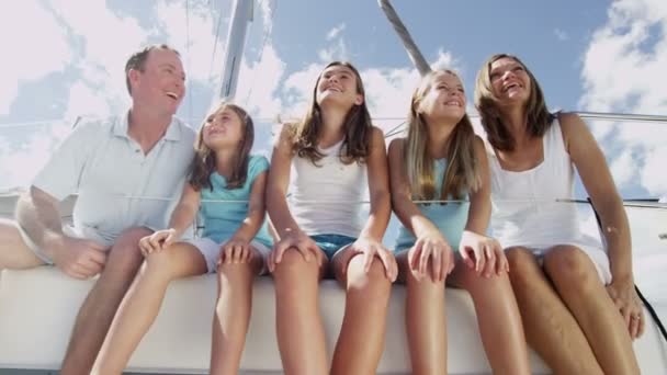 Famille avec enfants naviguant sur yacht de luxe — Video