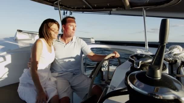 Jeune couple Voile sur yacht de luxe — Video