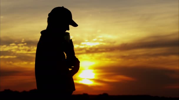 Silhouet van professionele golfspeler met trofee — Stockvideo