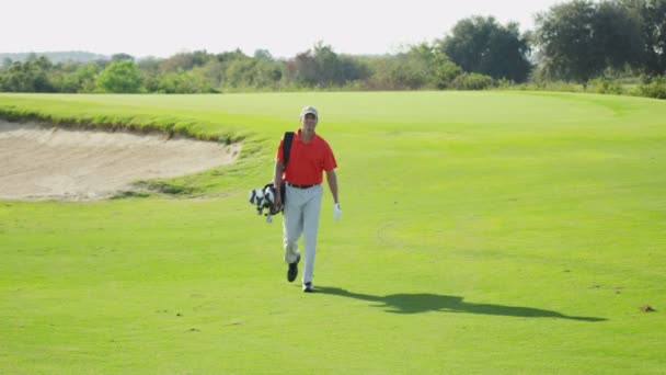 Golfspeler wandelen met golfuitrusting — Stockvideo