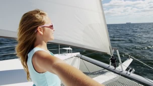 Młoda dziewczyna na luksusowy jacht w Oceanie — Wideo stockowe