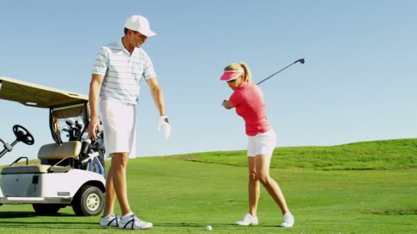 Hombre y mujer jugando al golf — Vídeos de Stock