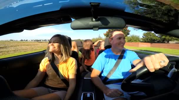 Familjen ska på semester i cabriolet bil — Stockvideo