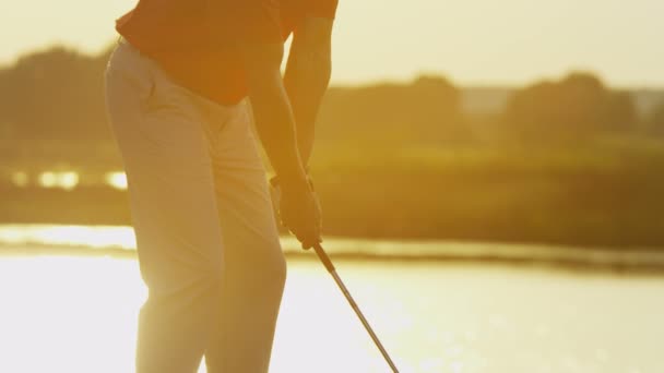 Joueur de golf masculin jouant au golf — Video