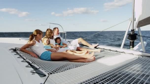 Famille avec enfants naviguant sur yacht de luxe — Video