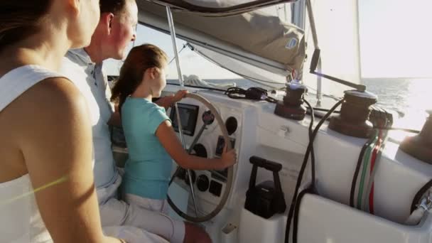 Família com filha velejando em iate de luxo — Vídeo de Stock