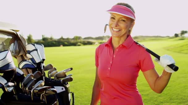 Jugador de golf con palos de golf al aire libre — Vídeos de Stock