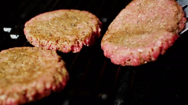 Hambúrgueres de carne na grelha de chama — Vídeo de Stock