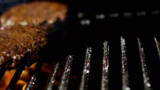 그릴에 신선한 다진된 쇠고기 햄버거 — 비디오