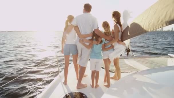 Famiglia con bambini che navigano su yacht di lusso — Video Stock