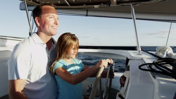 Дочь и отец на роскошной яхте — стоковое видео