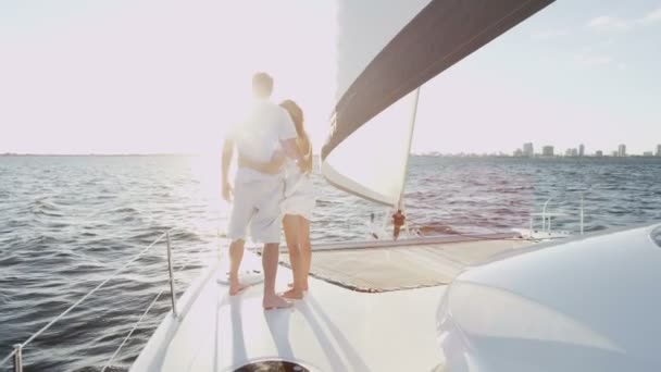 Молодая пара плавает на роскошной яхте — стоковое видео