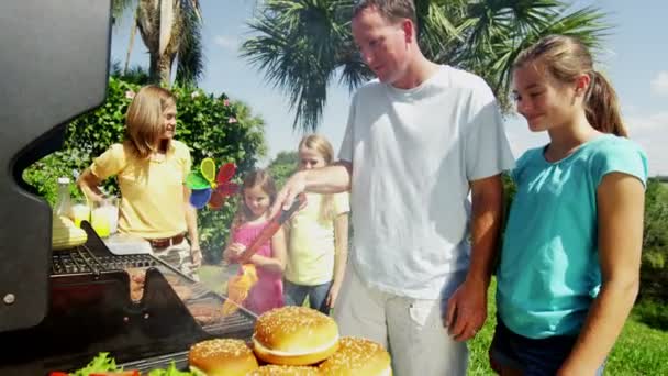 Parents with daughters grilling barbecue meat — Stock Video